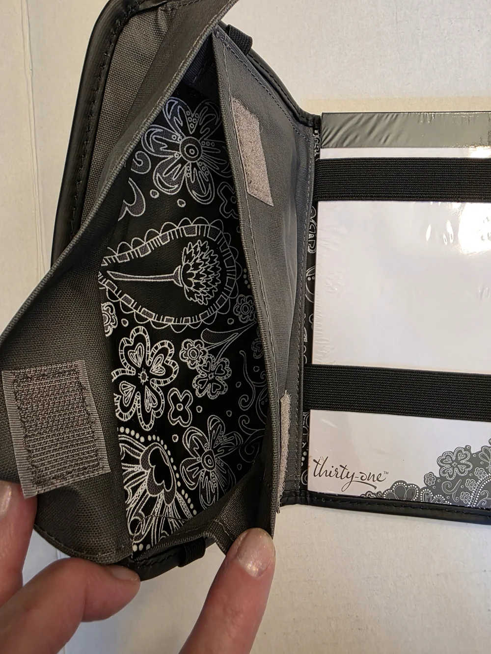 Thirty-One NWT Fold-n-Go Black Paisley Parade Pattern PadFolio with Notepad